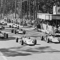 Tundmatu autor. Vormelautod Kalevi 18. suursõidu ajal Pirita-Kose-Kloostrimetsa ringrajal 09.-10.07.1977. Filminegatiiv 24 x 36 mm. Mootorispordi Muuseum MSM 1 1:3012 NEG 1:3012  https://www.muis.ee/museaalview/4347970