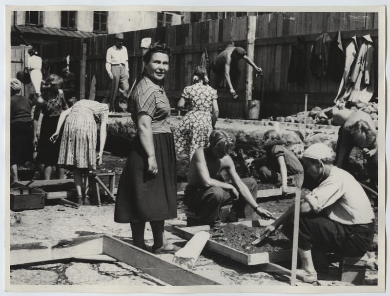 Arheoloogilised väljakaevamised Raekoja platsil 1953. aastal. Esiplaanil kaevamiste Moskva-poolne juht, NSVL TA Materiaalse Kultuuri Ajaloo Instituudi teaduslik töötaja Susanna Tarakanova.