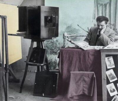 UUS NÄITUS 27. veebruarist<br><b>Näitus “Fotograaf Aadu Treufeldti koloreeritud fotod 20. sajandi algusest” <br></b>Fotomuuseumi Salatrepi galeriis