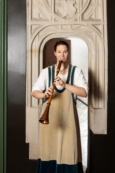 Muusik raidkiviportaali taustal Tallinna Linnamuuseumis 