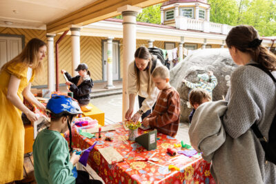 Miiamilla õuetegevused, mängud ja joonistamise töötuba toimuvad muuseumi sisehoovis. Foto: Meeli Küttim
