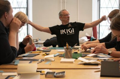 13. september kell 14<br> <b>IKIGI @köitegaraaži töötuba "Loo ise oma märkmik!"</b>